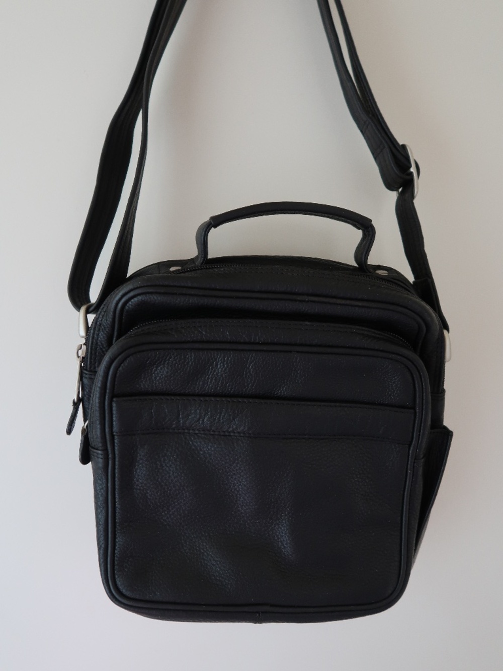 ILI New York Toronto Black Leather Travel Messenger City Crossbody Bag